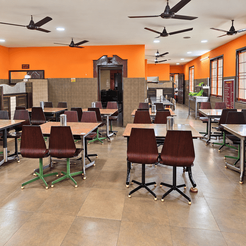 AC and Non-AC dining hall seating over 100 guests at Akka Meen Sapadu, Karaikudi